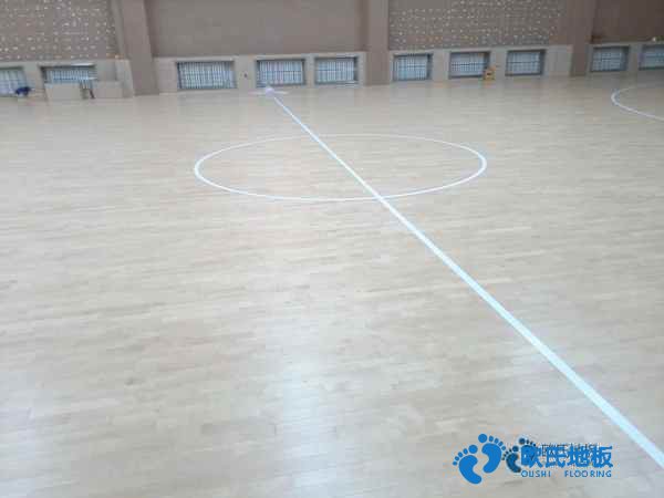 學(xué)校運(yùn)動地板施工隊(duì)