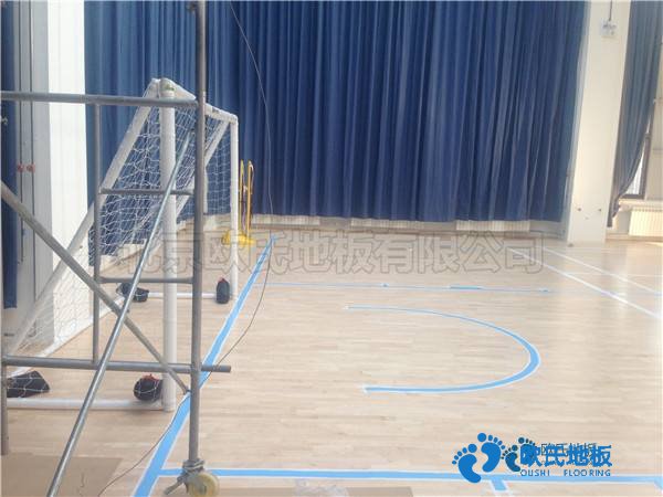 學?；@球場館木地板一般多寬